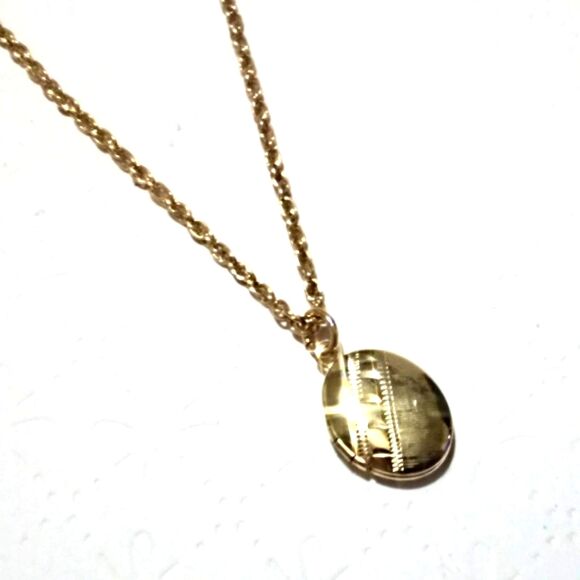 Vintage Delicate Engraved Gold Tone Tiny Locket Necklace - Picture 1 of 7